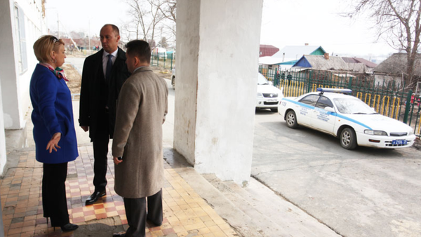 Полицейские у школы в Находке, в которой произошло убийство девочки - Sputnik Узбекистан