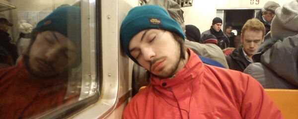 Спящий в электричке пассажир - Sputnik Узбекистан