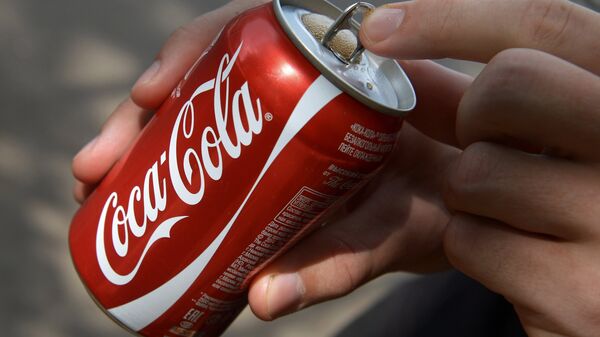 Xaridor Coca-Cola kompaniyasiga tegishli ichimlikni tutib turibdi - Sputnik O‘zbekiston
