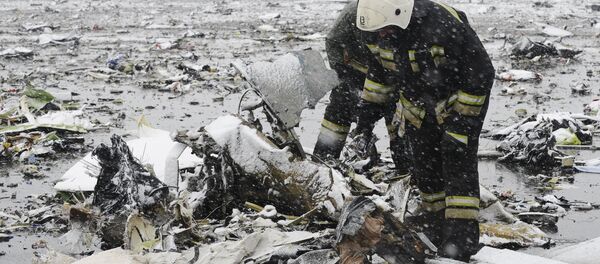 Фавқулодда хизмат ходимлари лайнер парчаларини текширмоқда Фавқулодда хизмат ходимлари лайнер парчаларини текширмоқда - Sputnik Ўзбекистон