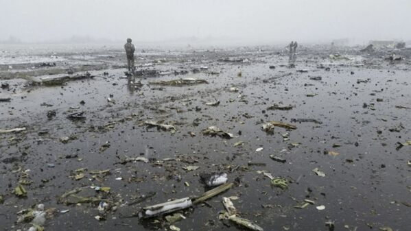 В результате взрыва обломки раскидало по всей посадочной полосе. - Sputnik Узбекистан