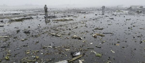 В результате взрыва обломки раскидало по всей посадочной полосе - Sputnik Узбекистан