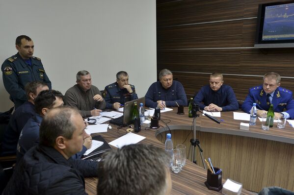 Заседание экстренной группы в аэропорту Ростова на Дону в связи с катастрофой Boeing-737 - Sputnik Узбекистан