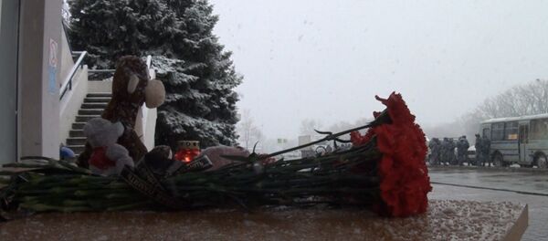 Цветы, свечи и игрушки: в РФ почтили память жертв крушения Boeing - Sputnik Узбекистан