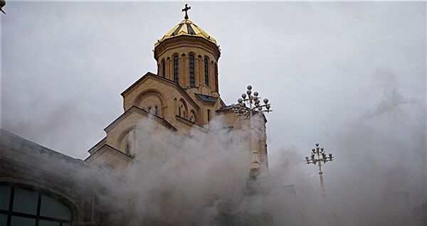 Пожар произошел в главном храме Грузинской церкви Пожар произошел в главном храме Грузинской церкви - Sputnik Узбекистан