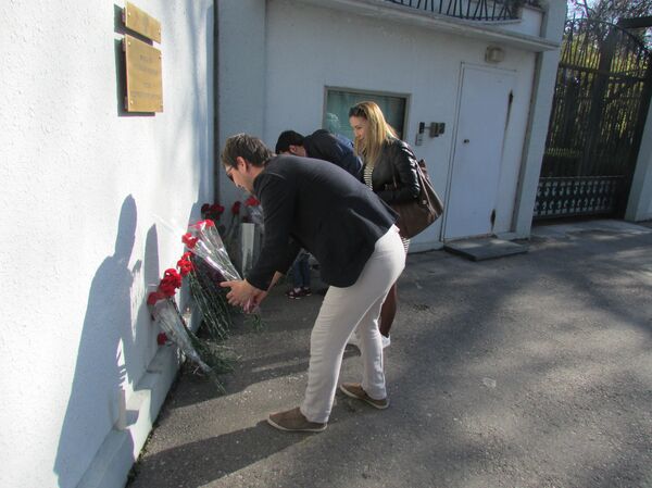 Ташкентцы несут цветы к посольству РФ в Узбекистане - Sputnik Узбекистан