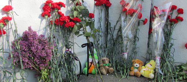Цветы у посольства РФ в Ташкенте в связи катастрофой Boeing-737 Цветы у посольства РФ в Ташкенте в связи катастрофой Boeing-737 - Sputnik Узбекистан