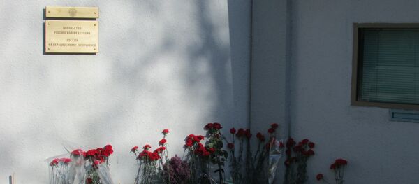 Цветы и игрушки у посольства РФ в Узбекистане - Sputnik Узбекистан