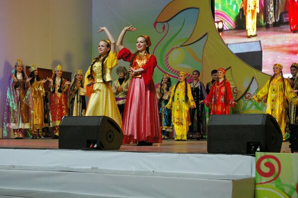 Выступление узбекских артистов на празднике Навруз в Москве - Sputnik Узбекистан