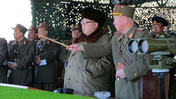 Северокорейский лидер Ким Чен Ын наблюдает за учениями Корейской Народной Армии - Sputnik Узбекистан