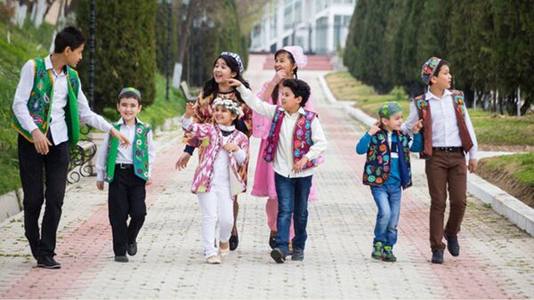 Узбекистанцы во время праздника - Sputnik Ўзбекистон