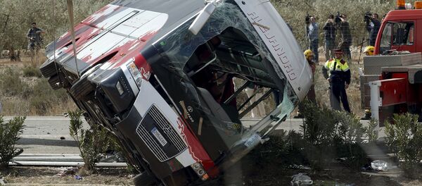 Обломки автобуса после дорожной аварии в Freginals Обломки автобуса после дорожной аварии в Freginals - Sputnik Узбекистан