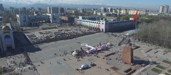На площади Ала-Тоо сеяли хлеб, пели песни и угощали сумолоком На площади Ала-Тоо сеяли хлеб, пели песни и угощали сумолоком - Sputnik Узбекистан