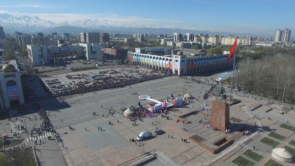На площади Ала-Тоо сеяли хлеб, пели песни и угощали сумолоком - Sputnik Узбекистан