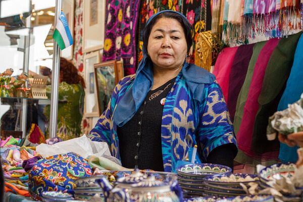 Узбекские ткани, тюбетейки и керамика - Sputnik Узбекистан