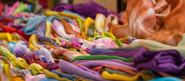 Традиционные шелковые платки из Ферганской долины Традиционные шелковые платки из Ферганской долины - Sputnik Ўзбекистон