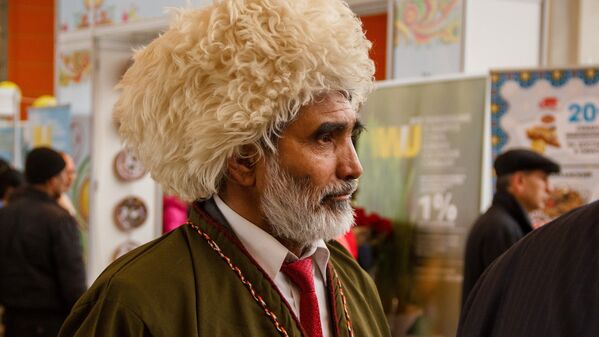 Мужчина в туркменском чапане и шапке. - Sputnik Узбекистан