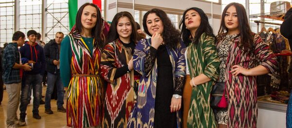 Тожик миллий либослари Тожик миллий либослари - Sputnik Ўзбекистон