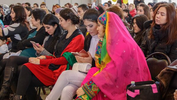 Гости праздника Навруз в национальных одеждах - Sputnik Узбекистан