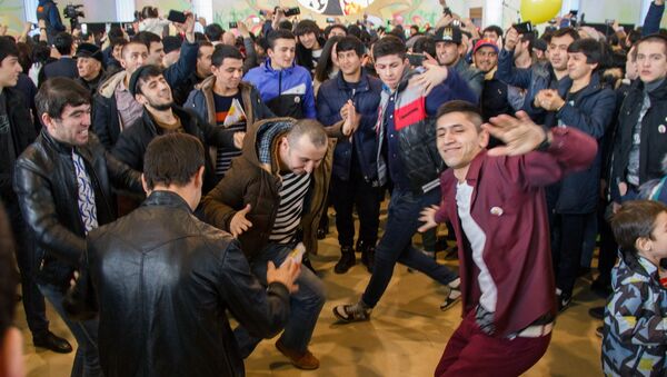 Представители Таджикистана танцуют под национальную музыку  - Sputnik Узбекистан