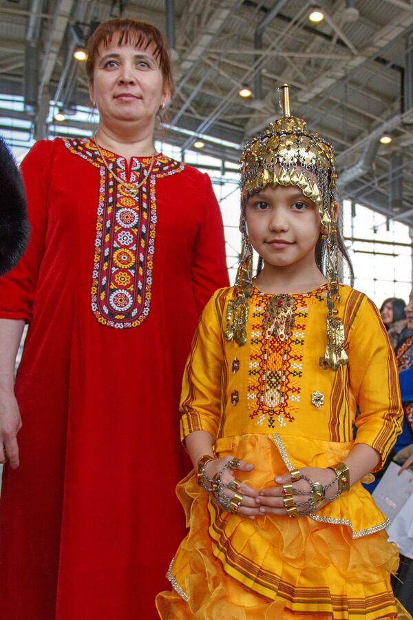 Мама и дочь в Туркменской национальной одежде - Sputnik Узбекистан