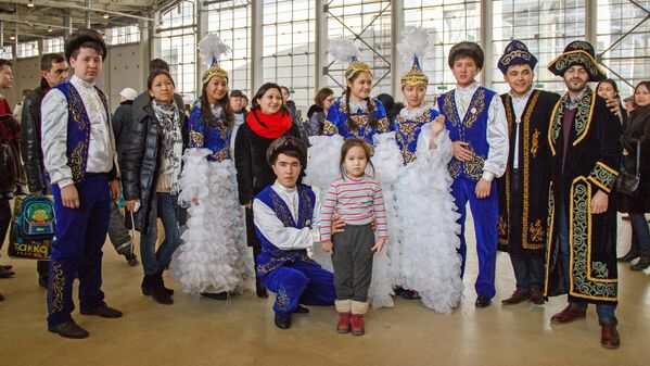 Гости праздника Навруз в казахской национальной одежде - Sputnik Узбекистан
