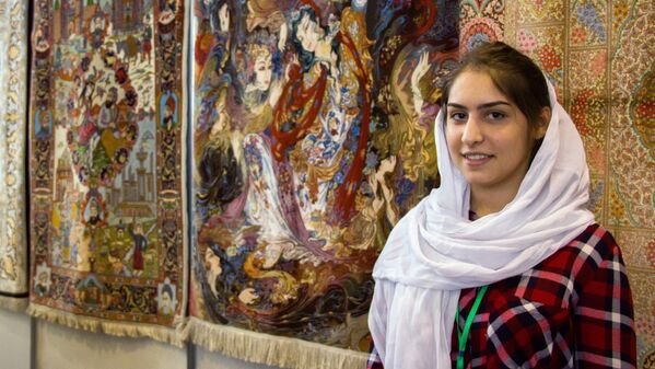 Девушка в иранской одежде и персидские ковры - Sputnik Узбекистан