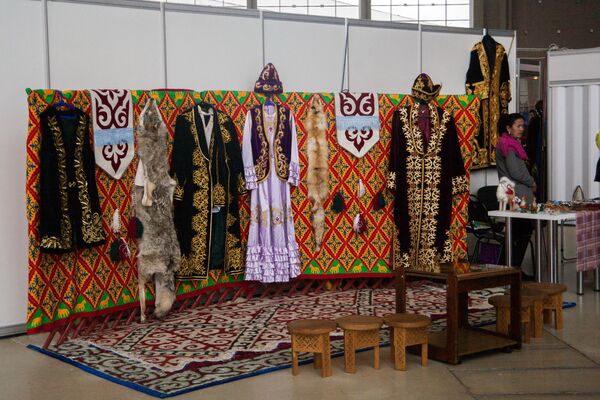 Выставка национальный одежды и предметов быта на стенде Казахстана - Sputnik Узбекистан
