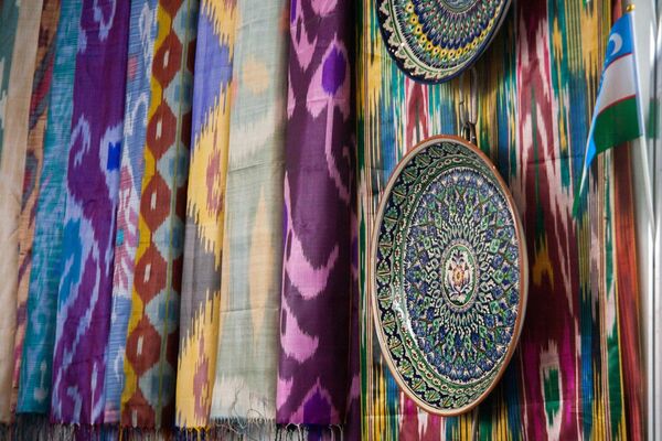 Выставка шелковых тканей и креамики на стенде Узбекистана - Sputnik Узбекистан