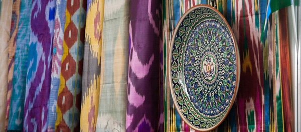 Выставка шелковых тканей и креамики на стенде Узбекистана Выставка шелковых тканей и креамики на стенде Узбекистана - Sputnik Узбекистан