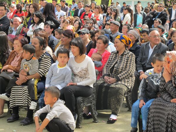 Зрители на городском празднике Навруз в Ташкенте - Sputnik Узбекистан