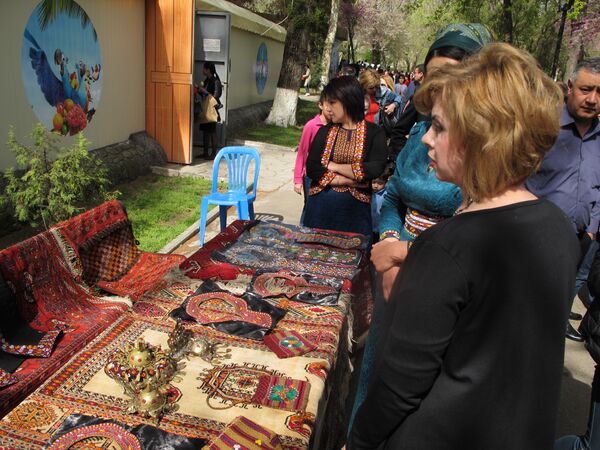 Изделия прикладного искусства на празднике Навруз в Ташкенте - Sputnik Узбекистан