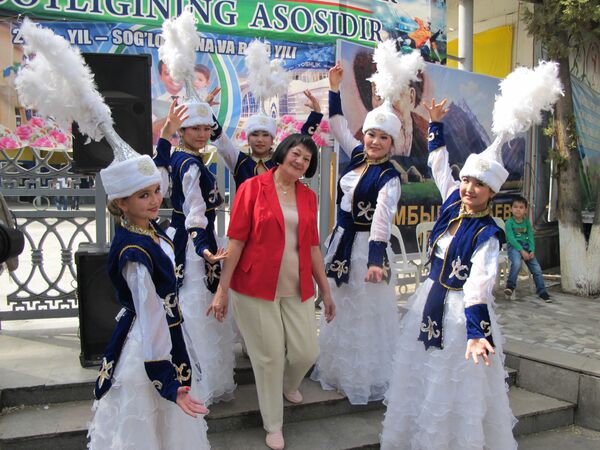 Артисты в национальных костюмах на празднике Навруз в Ташкенте - Sputnik Узбекистан