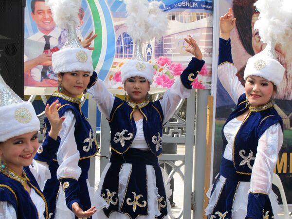 Выступления танцевальных коллективов на празднике Навруз в Ташкенте - Sputnik Узбекистан