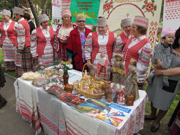 Белорусские сувениры и угощение на празднике Навруз в Ташкенте - Sputnik Узбекистан