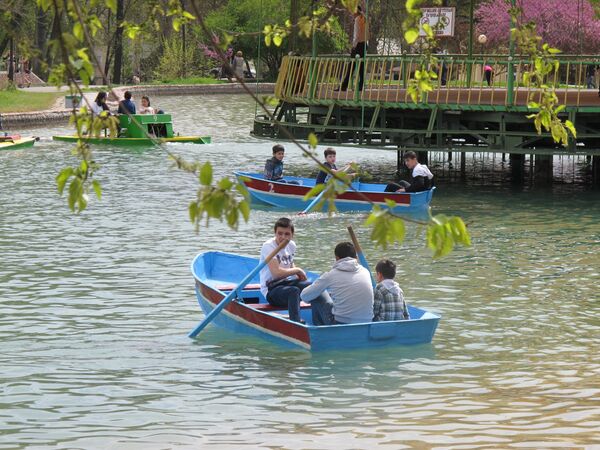 Катание на лодках в праздник Навруз в городском парке Ташкента - Sputnik Узбекистан