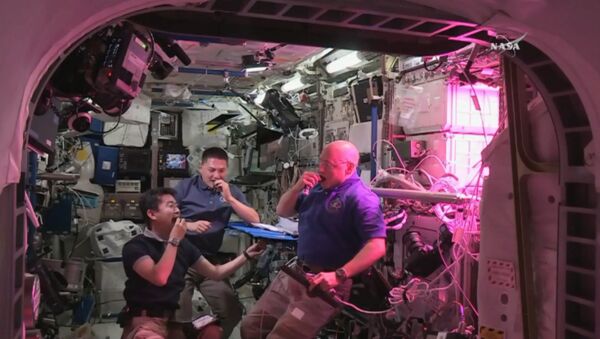 Космическая еда: как астронавты пробовали впервые выращенный на МКС салат - Sputnik Узбекистан