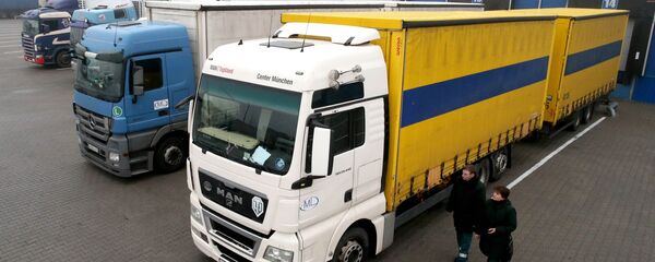 Фуры на таможенном посту  - Sputnik Ўзбекистон