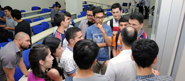 Студенты в университете - Sputnik Узбекистан