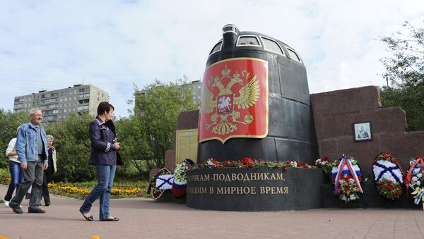 Прохожие у мемориала Морякам-подводникам, погибшим в мирное время - Sputnik Узбекистан