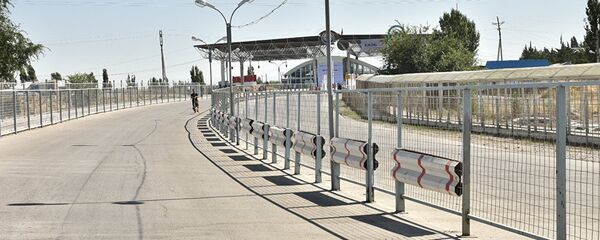 Контрольно пропускной пункт на границе с Кыргызстаном Контрольно пропускной пункт на границе с Кыргызстаном - Sputnik Ўзбекистон