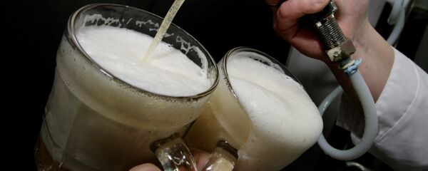 Разлив пива для пробы на пивоваренном заводе Разлив пива для пробы на пивоваренном заводе - Sputnik Узбекистан