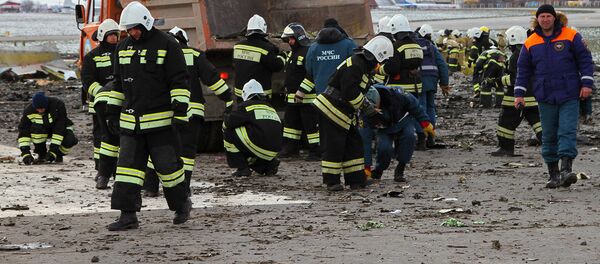 Расчистка взлетно-посадочной полосы аэропорта Ростова-на-Дону от обломков Boeing 737-800 - Sputnik Узбекистан