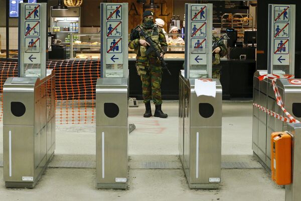Бельгийский солдат на станции метро в Брюсселе. Архивное фото - Sputnik Узбекистан