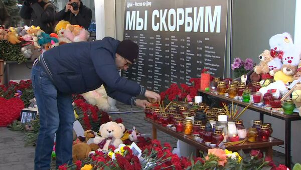 Мы скорбим – россияне и украинцы почтили память жертв крушения Boeing 737-800 - Sputnik Узбекистан