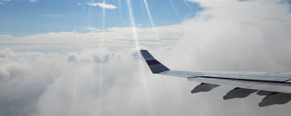 Самолет в небе. Архивное фото Самолет в небе. Архивное фото - Sputnik Ўзбекистон