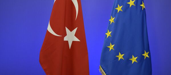 ЕИ ва Туркия байроғи ЕИ ва Туркия байроғи - Sputnik Ўзбекистон