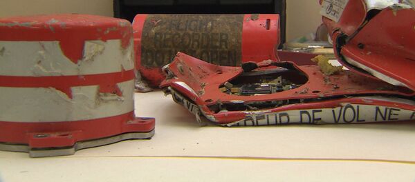 Специалисты МАК разбирают детали черных ящиков Boeing 737-800 Специалисты МАК разбирают детали черных ящиков Boeing 737-800 - Sputnik Узбекистан