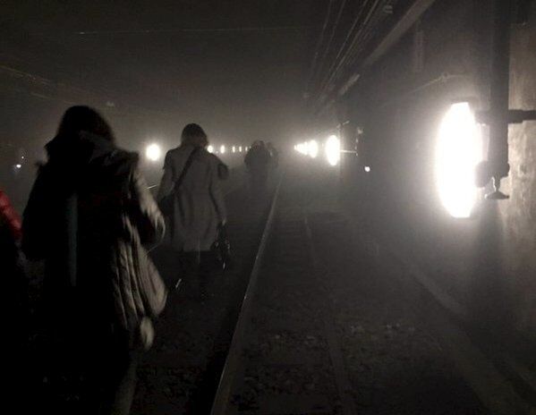 Пассажиры Брюссельского метро пешком эвакуируются после взрыва - Sputnik Узбекистан