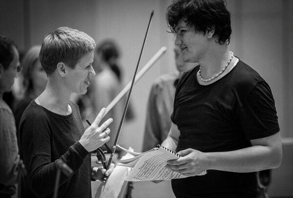 Азиз Шохакимов с выдающейся скрипачкой Изабель Фауст Азиз Шохакимов с выдающейся скрипачкой Изабель Фауст - Sputnik Узбекистан